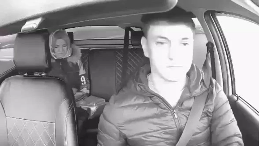 Taximetrist din Rusia, amenințat cu maceta de o pasageră nemulțumită de muzica din mașină