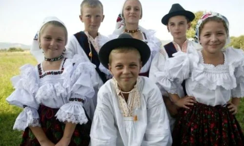 Tradiţii, muzică şi ateliere meşteşugăreşti la Săpânţa jpeg