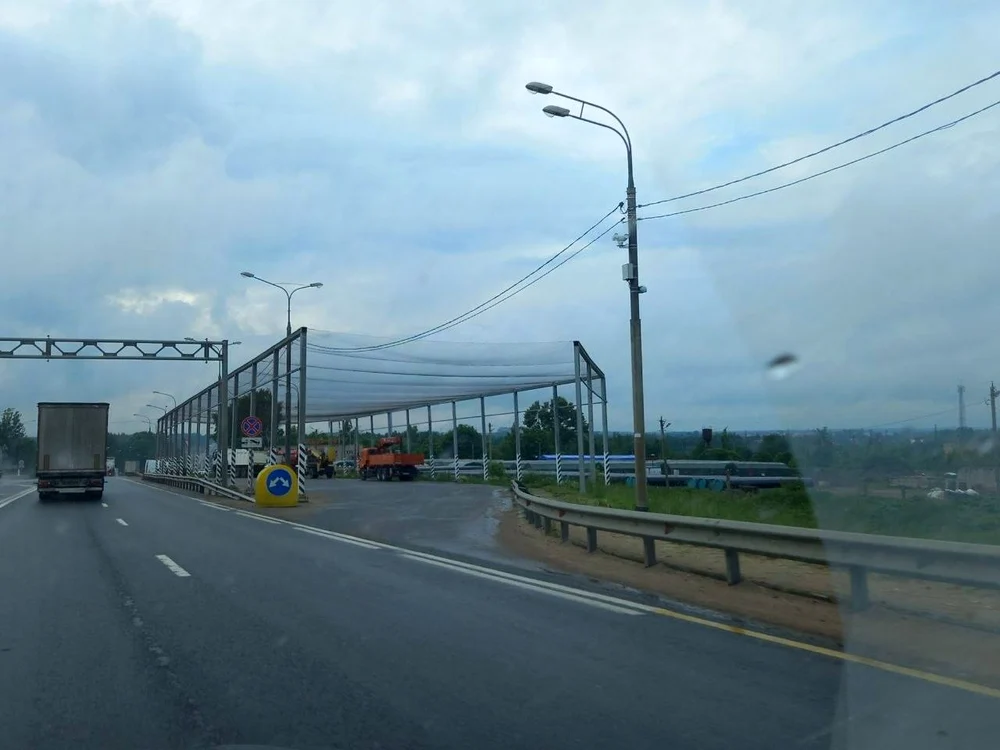 Plase antidronă deasupra parcărilor destinate TIR-urilor în districtul Valdai din regiunea Novgorod