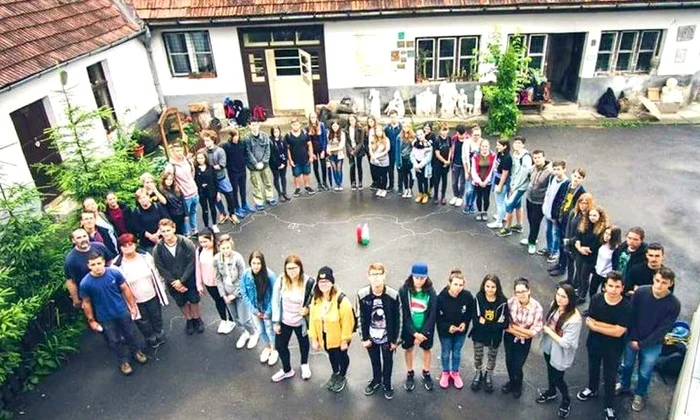 Cum sunt educați copiii maghiari contra Constituției României? jpeg