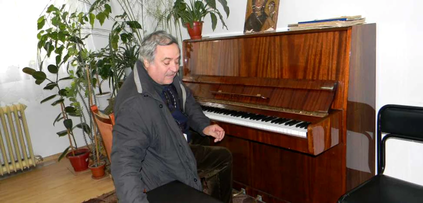 Scaunul elevului este liber la pianul profesorului Liviu Popa
