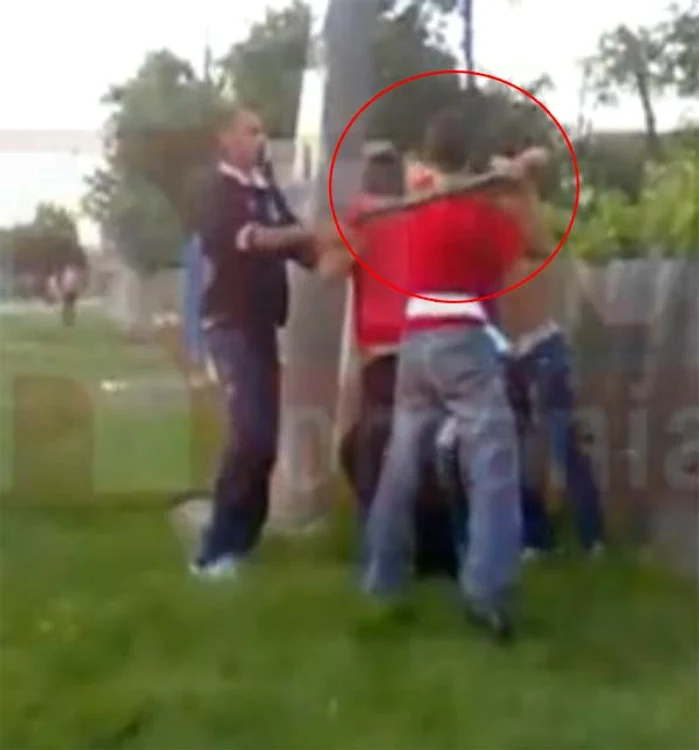 
    Un agresor a smuls o bucată din gard  