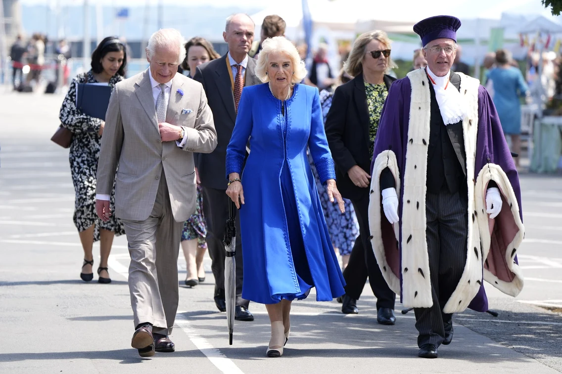 Regele Charles si Regina Camilla in Guernsey Casa Regala (12) jpg