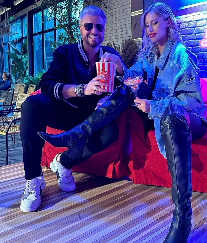 Cunoscutul creator de modă și-a lansat aseară noua colecție de haine smart fashion în cadrul unui show cu manechine pin-up