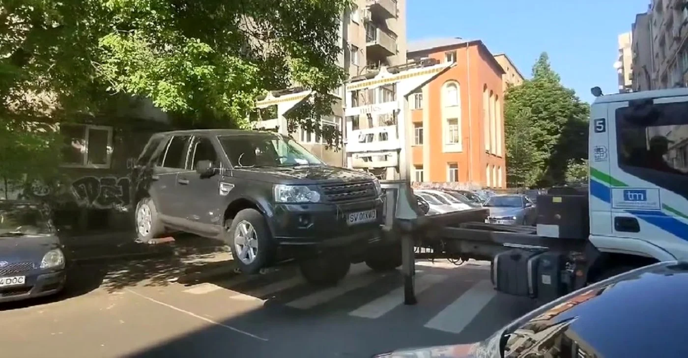 Maşini parcate neregulamentar, ridicate de Primăria Sectorului 1 FOTO Facebook/Clotilde Armand