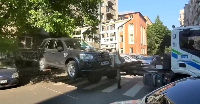 Maşini parcate neregulamentar, ridicate de Primăria Sectorului 1 FOTO Facebook/Clotilde Armand