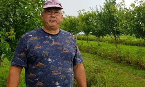 sorin baciu producator de fructe de padure  foto oana slemco jpeg