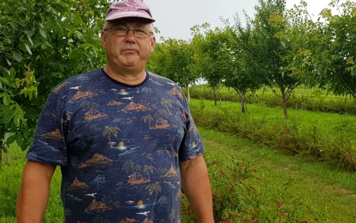 
    El este Sorin Baciu, suceveanul care a anunţat că oferă trei tone de fructe de pădure în semn de protest pentru că samsarii i-au oferit un preţ în bătaie de jocFOTO: adevarul.ro  