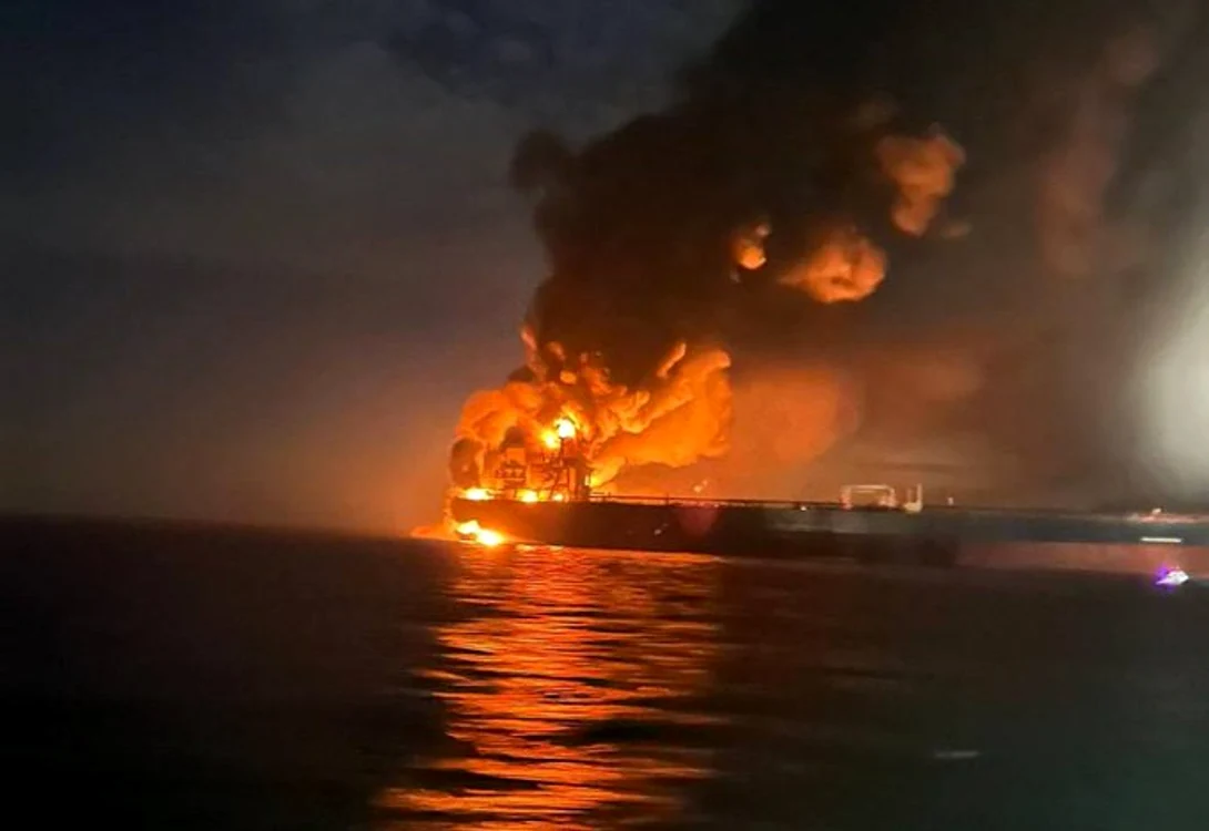 Două petroliere rusești au luat foc în Marea Neagră FOTO X / @MrFukkew