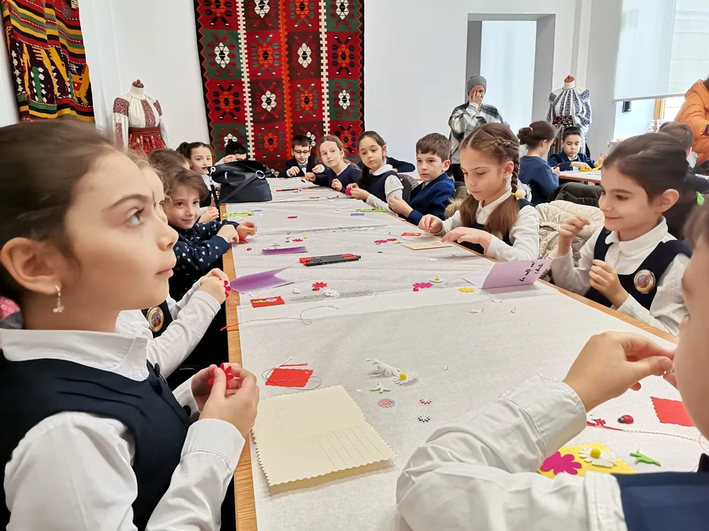 Copiii au confecționat mărțișoare și felicitări la Muzeul Județean Olt FOTO: A.M.
