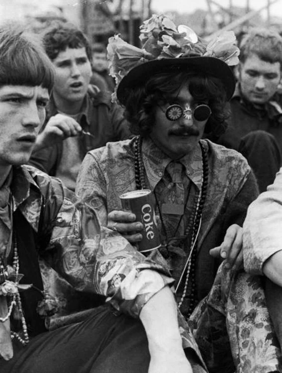 Un hipiot cu pălărie împodobită cu flori în timpul unui festival, 28 august 1967