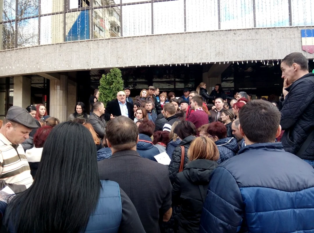 Bazariştii au luat cu asalt Primăria Suceava