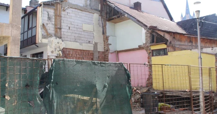Constructorul nu i-a refăcut femeii nici peretele distrus în urma demolării FOTO: Bianca Sara