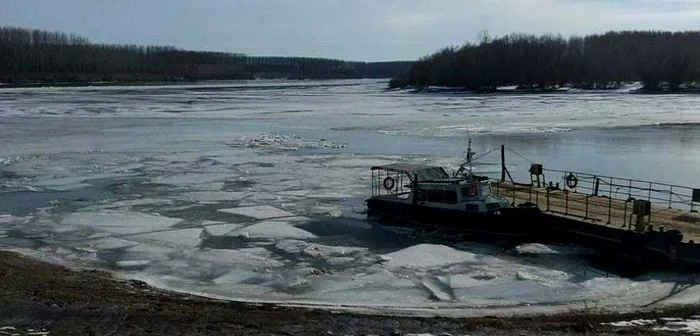 Marinarii sunt blocaţi de mai multe săptămâni pe braţul Bala, în apropiere de gura Dunării FOTO ISU Călăraşi