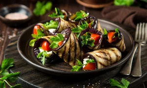 Rulori de vinete cu feta  Sursa foto shutterstock 645435520 (1) jpg