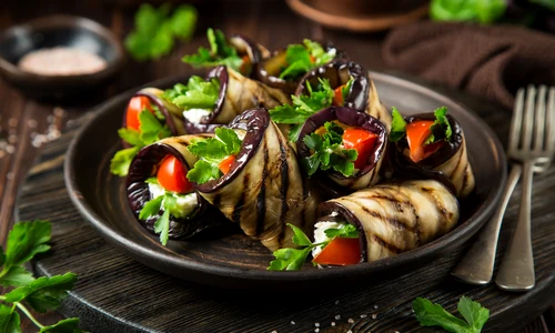 Rulori de vinete cu feta  Sursa foto shutterstock 645435520 (1) jpg