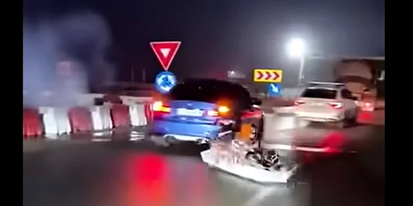 A făcut drifturi cu sicriul legat de mașină Foto Captură Video Youtube jpg