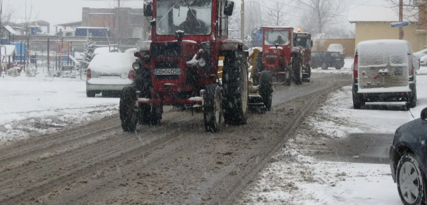 Utilajele de deszăpezire sunt dotate cu lame şi saramură pentru îndepărtarea zăpezii de pe carosabil