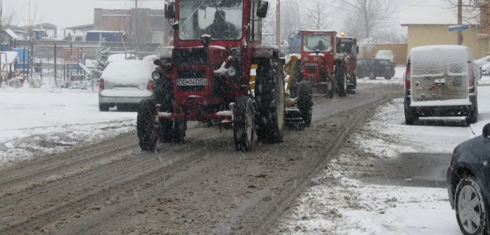 Utilajele de deszăpezire sunt dotate cu lame şi saramură pentru îndepărtarea zăpezii de pe carosabil