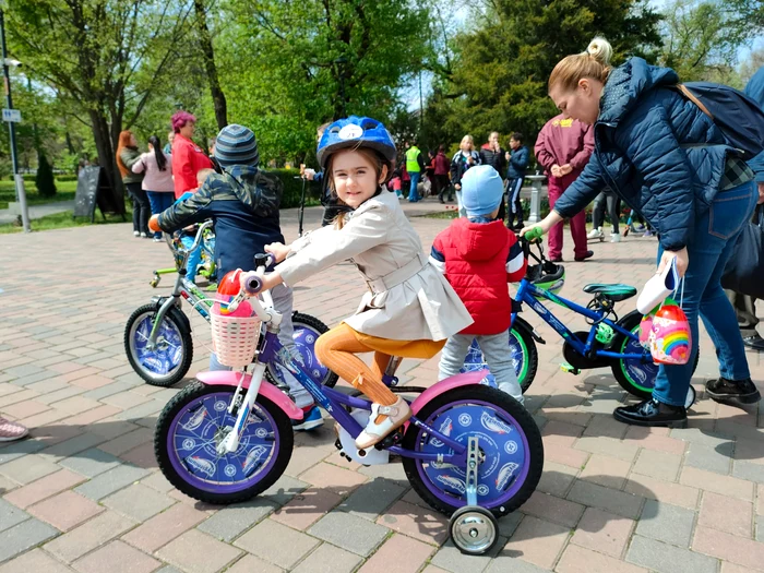 Copiii s-au bucurat de bicicletele închiriate gratuit FOTO Fundația Gloria Education