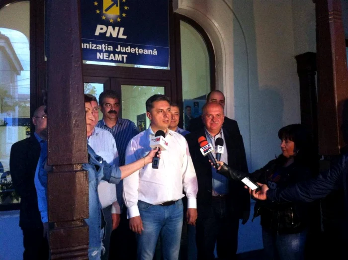 Deputatul PNL Mugur Cozmanciuc a făcut primele declaraţii după încheierea votului FOTO: vestea.net