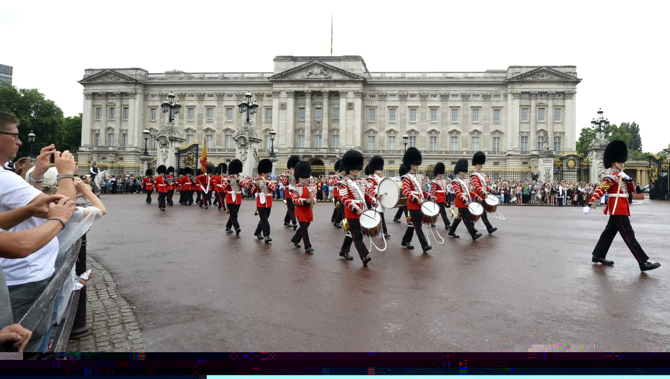 Schimbul de gardă de la Buckingham Palace   FOTO: Adevărul