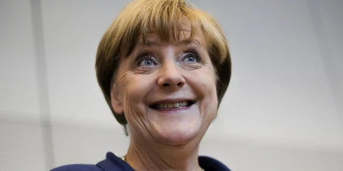 Cancelarul german Angela Merkel zâmbeşte în timp ce soseşte pentru o sesiune specială cu partidul Uniunea Creştin Democrată. FOTO AP