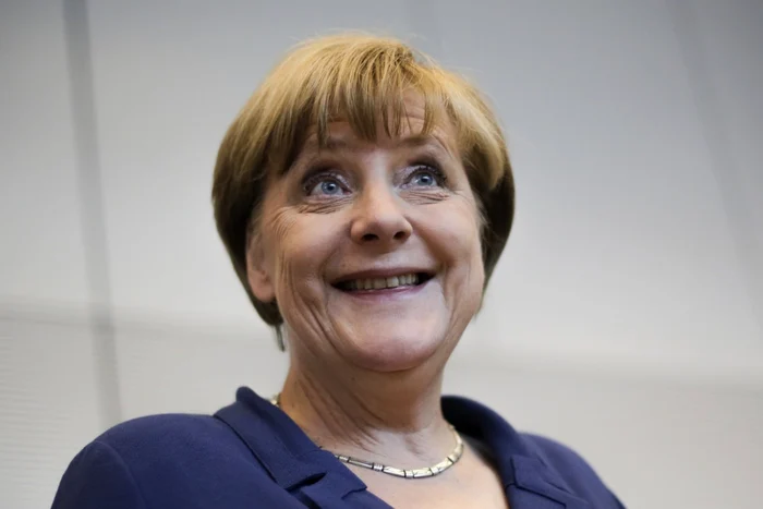 Cancelarul german Angela Merkel zâmbeşte în timp ce soseşte pentru o sesiune specială cu partidul Uniunea Creştin Democrată. FOTO AP