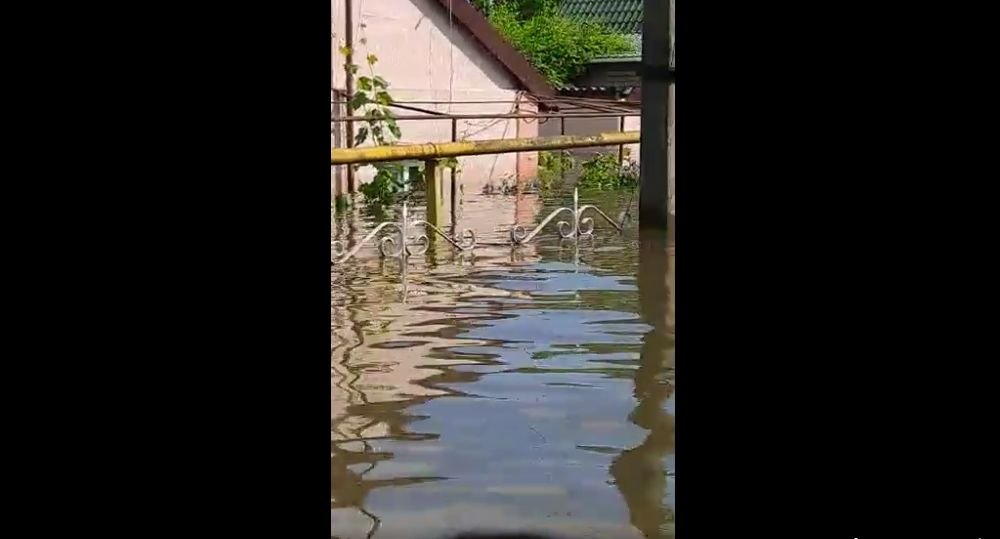 Situație disperată a unei familii de ucraineni. Casa lor a ajuns sub apă după aruncarea în aer a barajului Kahovka VIDEO