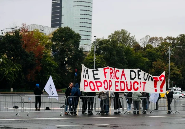 Din cauza vremii, doar 20 de manifestanți au fost în Piața Victoriei