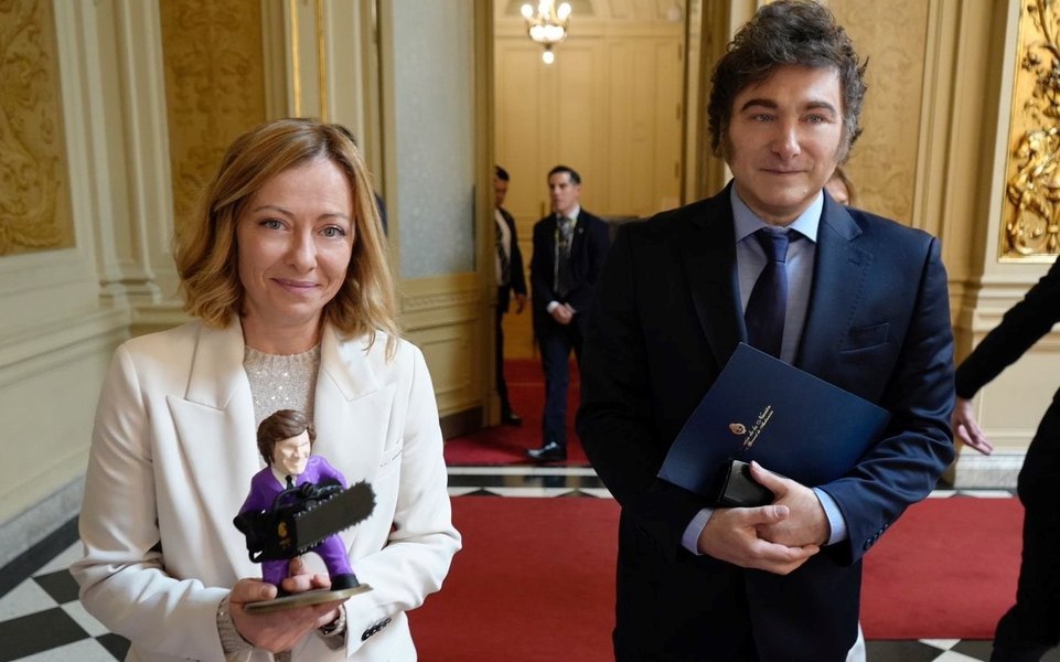Giorgia Meloni renunţă la vânzarea cadourilor oficiale primite în timpul mandatului. Care este motivul