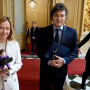 Giorigia Meloni cadou foto facebook Ian Bremmer jpg