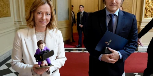 Giorigia Meloni cadou foto facebook Ian Bremmer jpg