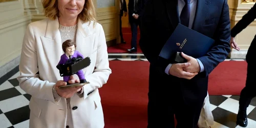 Giorigia Meloni cadou foto facebook Ian Bremmer jpg