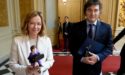 Giorigia Meloni cadou foto facebook Ian Bremmer jpg