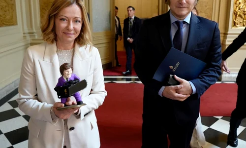 Giorigia Meloni cadou foto facebook Ian Bremmer jpg