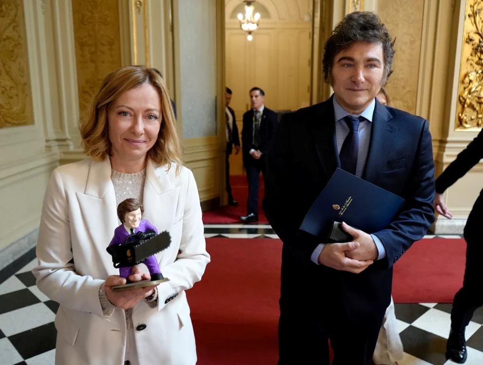 Giorgia Meloni a primit de la Javier Milei o statuetă cu el. FOTO: Facebook/Ian Bremmer 