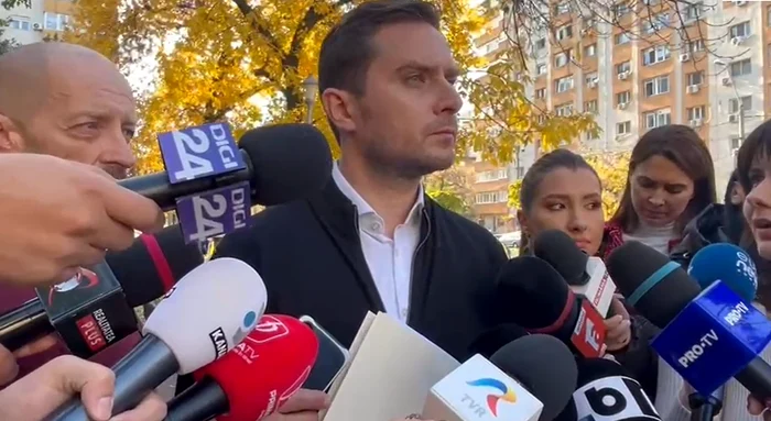 Stelian Bujduveanu, declarații de presă în fața Liceului Dimitrie Bolintineanu. Foto: Adevărul