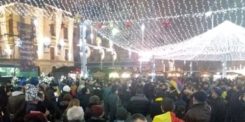 Craiovenii protestează în Piaţa Mihai Viteazul 