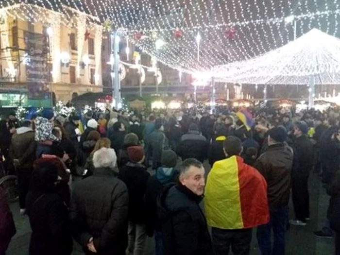 Craiovenii protestează în Piaţa Mihai Viteazul