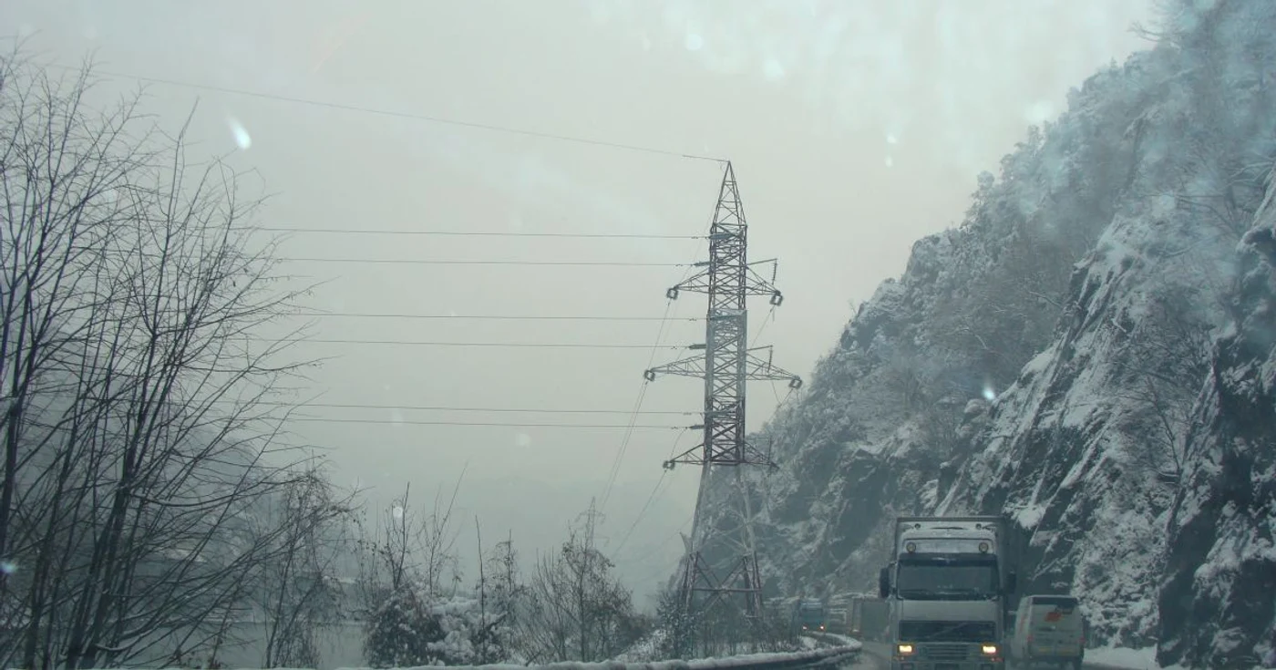 Un tir s-a lovit de o stânca pe Valea Oltului