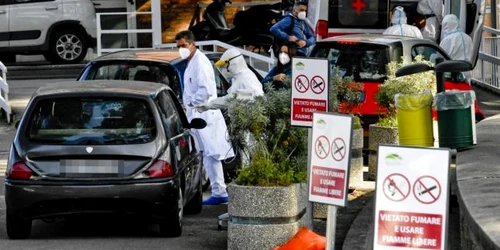 Cozi de maşini şi ambulanţe la spitalul Cotugno din Napoli FOTO EPA-EFE