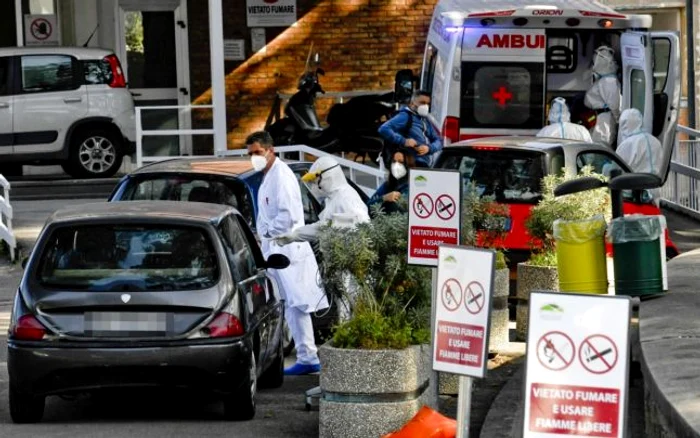 Cozi de maşini şi ambulanţe la spitalul Cotugno din Napoli FOTO EPA-EFE