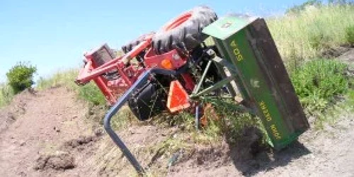 Poliţiştii au găsit tractorul răsturnat într-un canal de irigaţii 