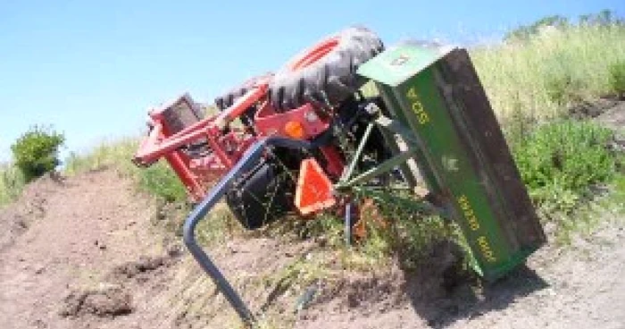 Poliţiştii au găsit tractorul răsturnat într-un canal de irigaţii 