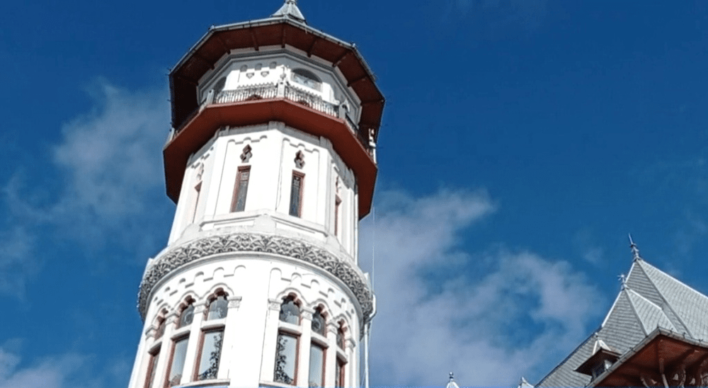 Turnul Palatului Comunal din Buzău s-a degradat. Bucăți din tencuială cad pe trotuar VIDEO