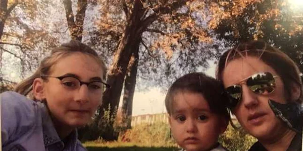 Lăcrămioara Pop cu cei doi copii Tania şi Kevin-Luca Sursă foto gofundme.com