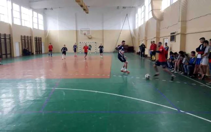 Secvenţă din meciul de fotbal dintre deţinuţi şi gardieni Foto: Penitenciarul Galaţi