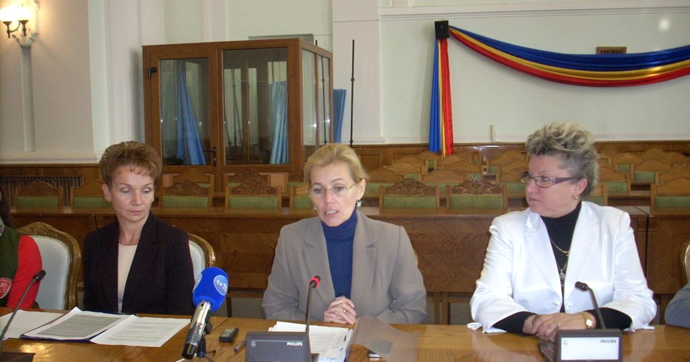 Angajații Companiei de Apă donează cadouri pentru copiii mai puțin fericiți 
