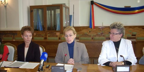 Angajații Companiei de Apă donează cadouri pentru copiii mai puțin fericiți